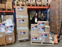 Na zdjęciu Małgosia Bukowa oraz Jola Popiel, które dopilnowały pakowania darów.
